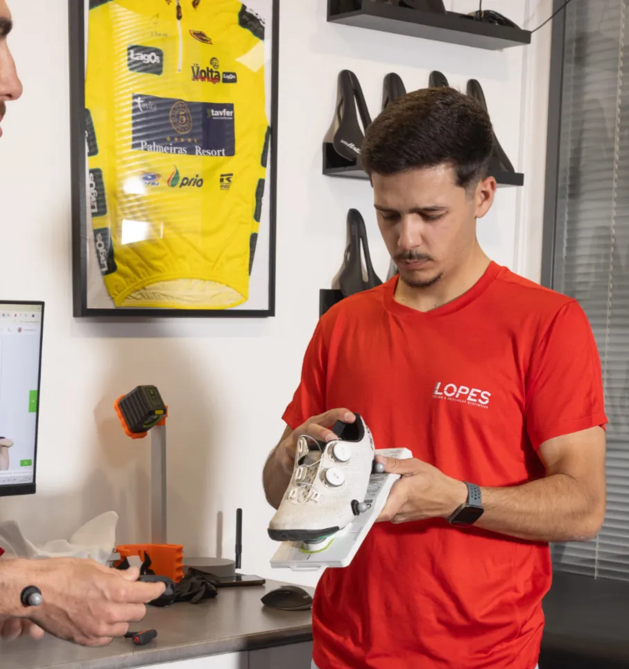 Posicionamento de cleats num sapato de ciclismo pela equipa da Lopes Performance