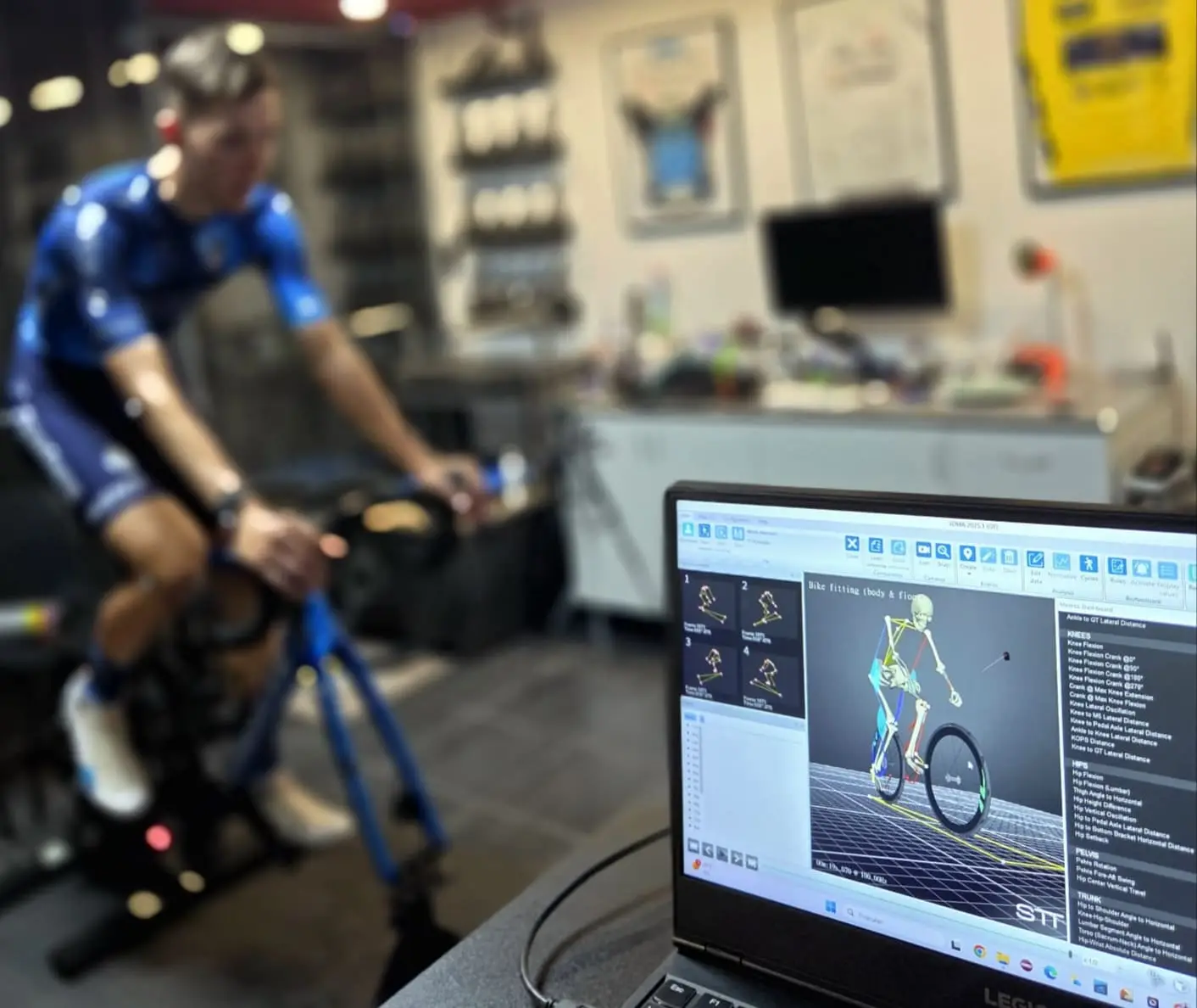 Software de análise biomecânica 3D a analisar a posição de um ciclista durante um bike fit em Tavira