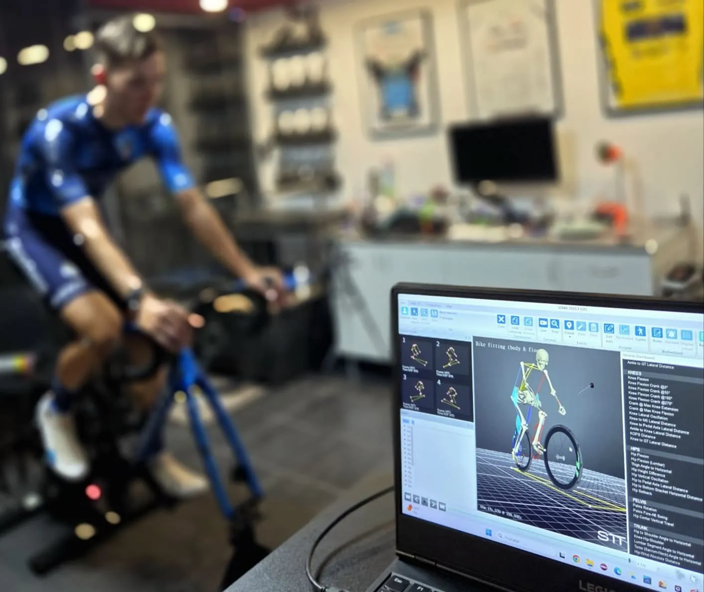Análise de bike fit 3D em software biomecânico com ciclista em rolo no estúdio de Tavira