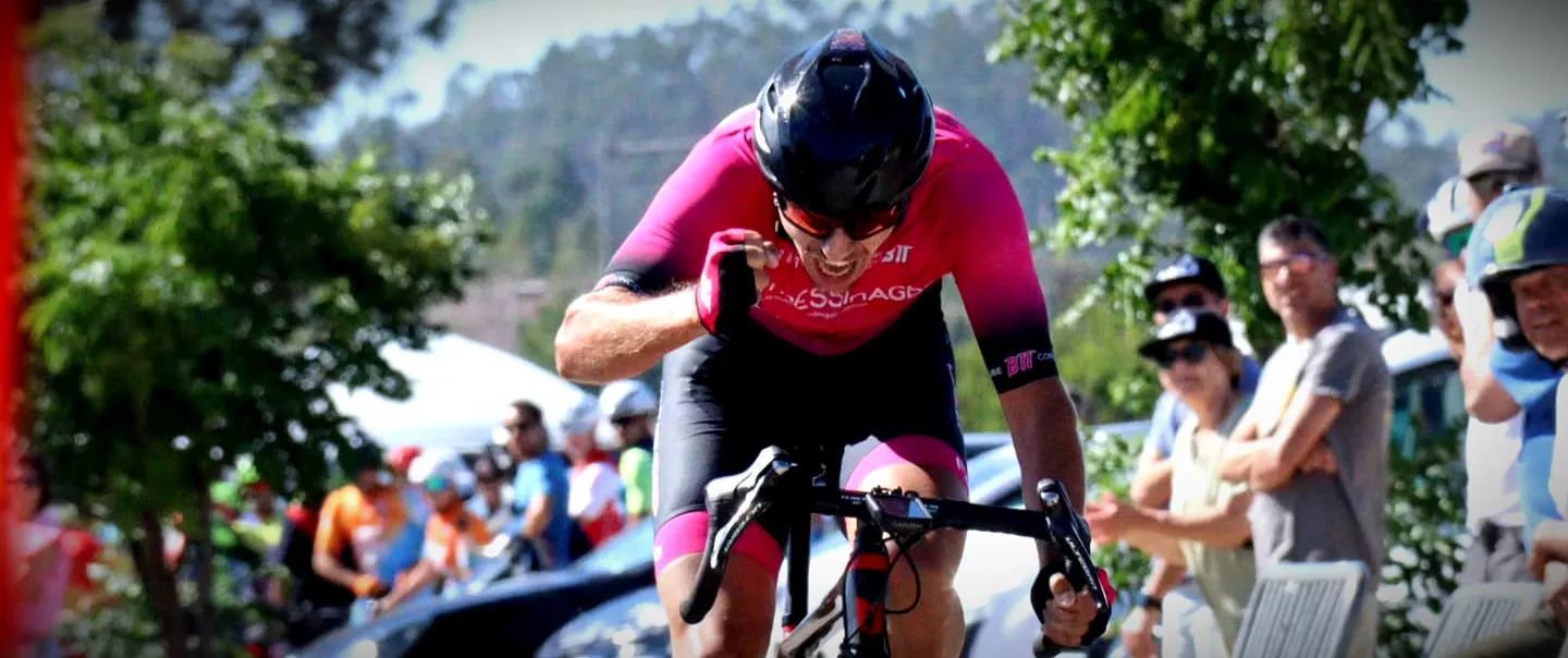 Ciclista em competição de estrada acompanhado pelo treinador de ciclismo da Lopes Performance